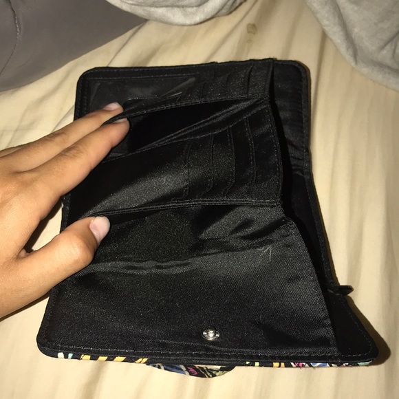 Vera Bradley wallet!! Looks new - Picture 5 of 5